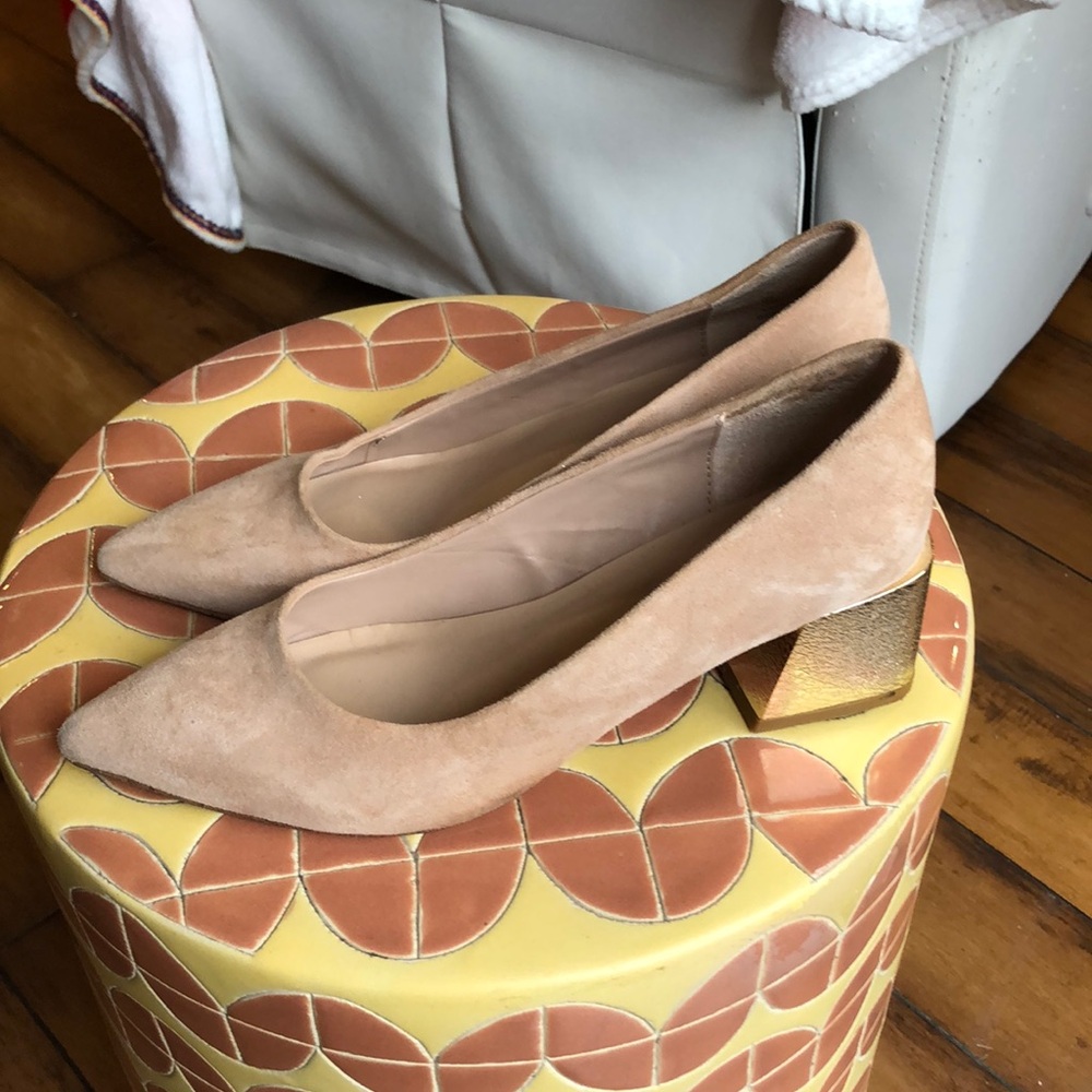 💕3/$40💕Elegant Dusty Pink Leather and Suede Women's Shoes with Gold Heel